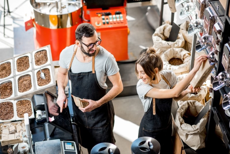 sprzedawca obsługujący Wagę etykietującą oraz wago-skaner